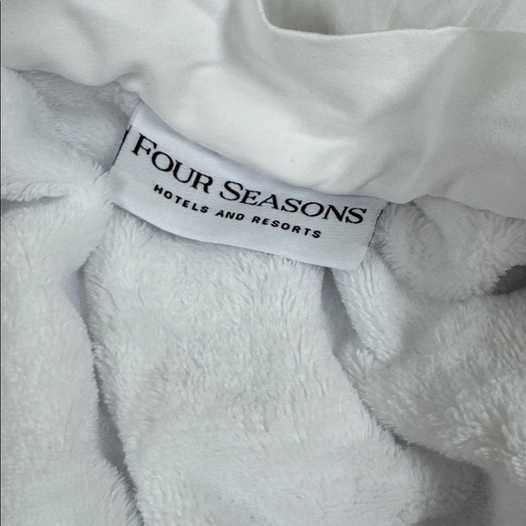 The Four Seasons Spa Robe - Picture 4 of 8